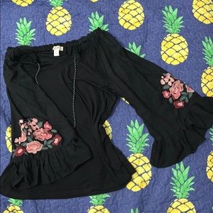 Cute Blouse w/ Embroidered flowers on the sleeves